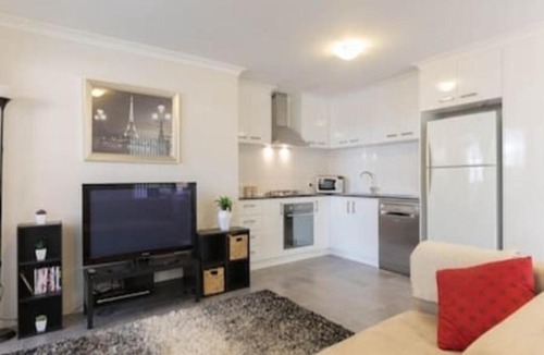 Cloverdale Apartment | Modern Neat Convenient Apartment Close to Airport
