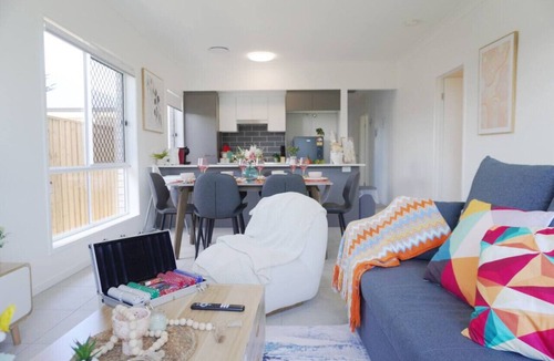 Redbank Plains House | Modern Nest with 4 bedrooms