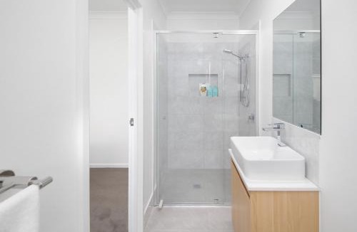 Kuraby House | Modern New-Build Tranquil Home Studio