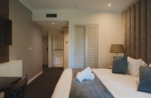 Chinatown Apartment | Modern Nomads Central King Size Studio with Indoor Pool and Gym