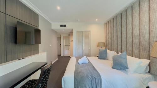 Chinatown Apartment | Modern Nomads Central King Size Studio with Indoor Pool and Gym