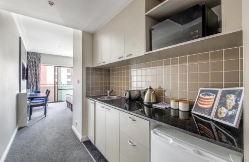Chinatown Apartment | Modern Nomads Lovely King Size Studio with Balcony and Pool