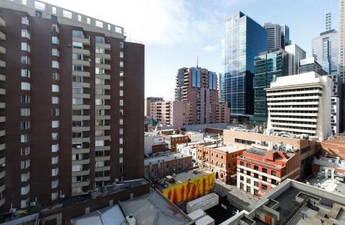 Chinatown Apartment | Modern Nomads Lovely King Size Studio with Balcony and Pool