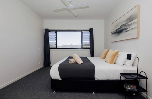 Limpinwood Other | Modern off-grid getaway with spectacular views & outdoor bath. Pet friendly!