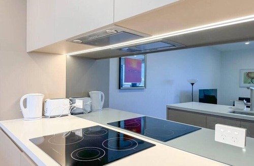 Phillip Apartment | Modern One-bedroom in Phillip with Parking