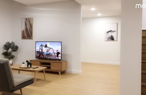 Asquith Apartment | Modern Penthouse/2 Bed 2 Bath/Aircon/WiFi/Netflix/Washer