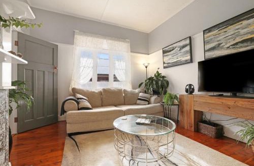 East Tamworth House | Modern Pet-Friendly Retreat 2BR Tamworth
