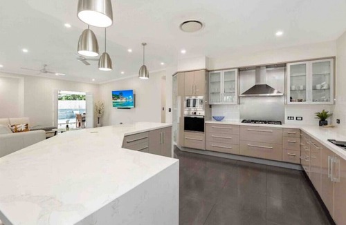 Annandale House | Modern quality with huge pool & golf green!
