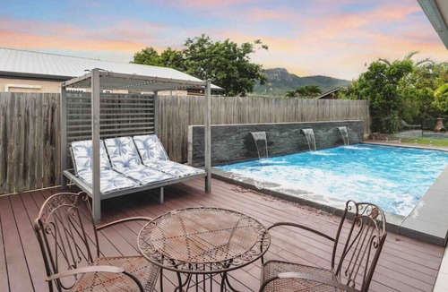 Annandale House | Modern quality with huge pool & golf green!