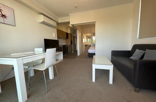 Mackay Apartment | Modern Riverside Suites in Mackay CBD with Pool and Parking