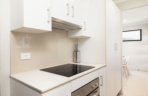 Rocklea Apartment | Modern Rocklea 2BR | Parking | Kitchen | 120D2