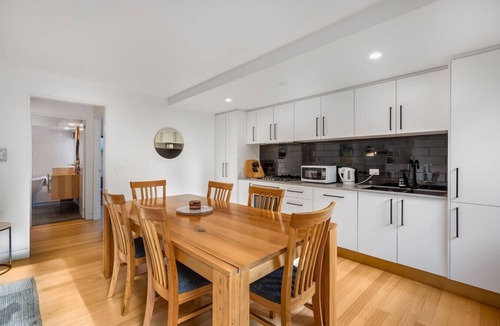 Hobart Central Business District Apartment | Modern Sandy Bay Apt - Close to Salamanca & CBD