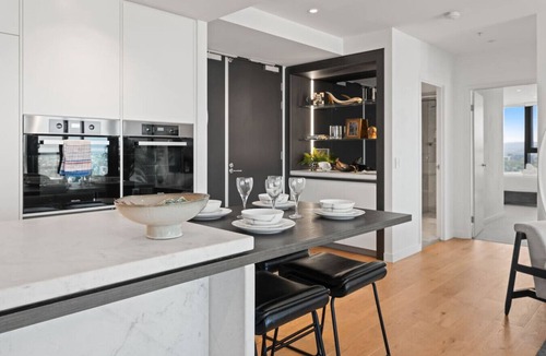 Fortitude Valley Condo | Modern Skyline Apartment | 3BR with Pool & Gym&tub