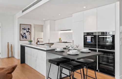 Fortitude Valley Condo | Modern Skyline Apartment | 3BR with Pool & Gym&tub