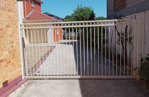 Seacombe Gardens House | Modern spacious home close to shopping department and popular beaches