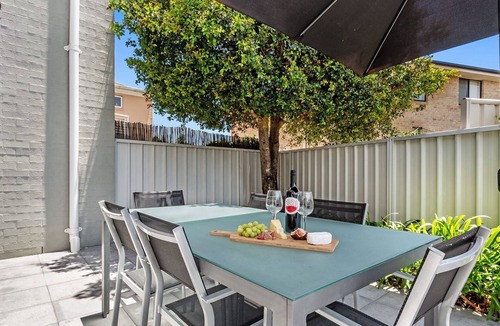 Fingal Bay House | Modern spacious townhouse