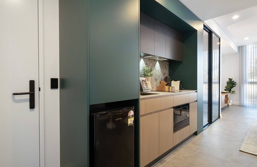 North Fremantle Apartment | Modern Studio with Rooftop and BBQ Access