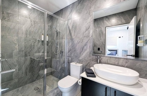 Berrimah Apartment | Modern Studio Retreat in Exclusive Northcrest