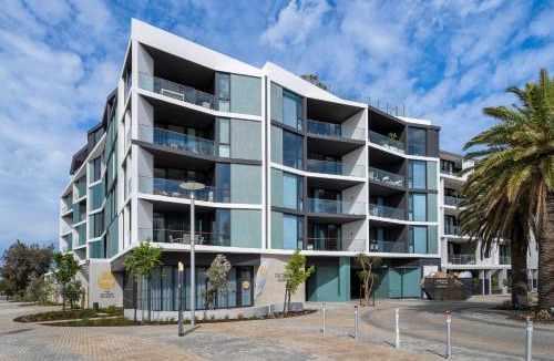 North Fremantle Apartment | Modern Studio with Rooftop and BBQ Access