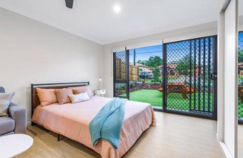Sunnybank House | Modern Studio with Garden Views in Shared Home