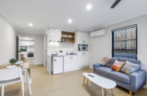 Sunnybank House | Modern Studio with Garden Views in Shared Home - Apartment