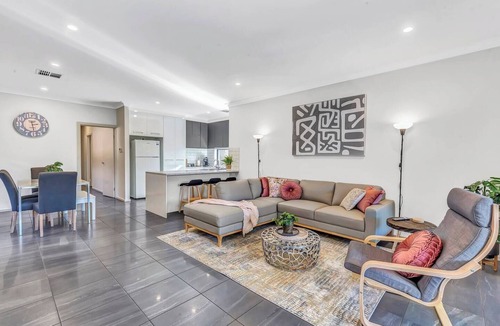 Albert Park House | Modern & Stylish - 3BR Holiday Home
