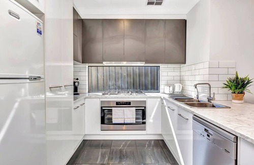 Albert Park House | Modern & Stylish - 3BR Holiday Home
