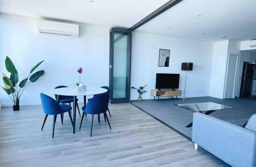 Wentworth Point Apartment | Modern stylish Startling waterview highrise Condo