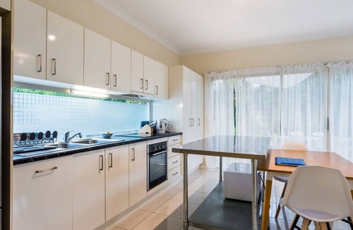 Ashgrove Apartment | Modern Top Floor 2BR With Private Deck
