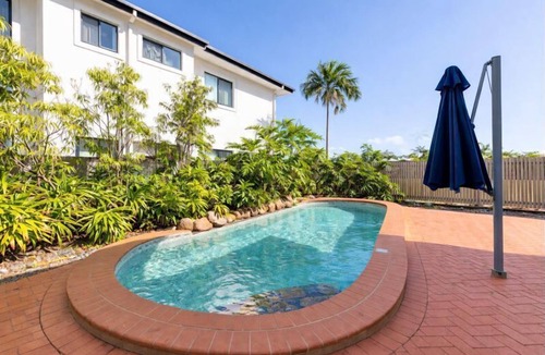 West End Apartment | Modern West End Apartment Pool Parking & Workspace