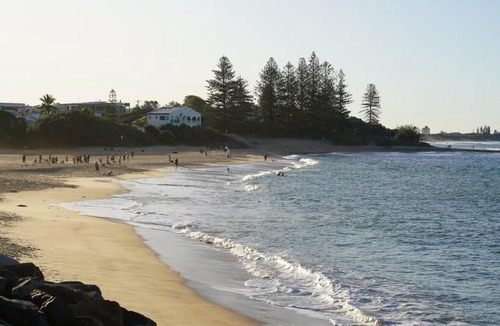 Moffat Beach Apartment | Moffat Beach Coastal Contemporary Unit B