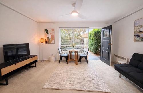 Carnegie Apartment | Moonya Courtyard