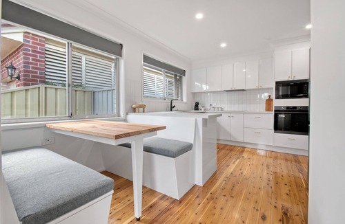 Wagga Wagga House | Morgan Abode - Walk to CBD, Modern Escape