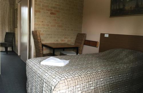 Mount Barker Hotel | Mount Barker Valley Views Motel & Chalets, Western Australia
