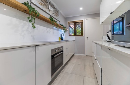 Mount Warren Park Apartment | Mount Warren Park Stay | Sleeps 4 + BBQ & Parking
