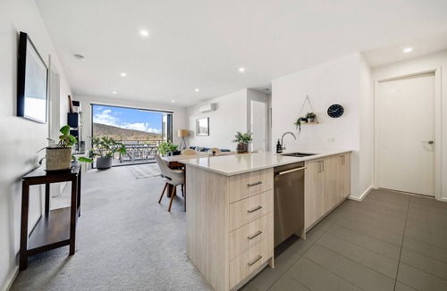 Braddon Apartment | Mountain View City Center Apartment with BBQ