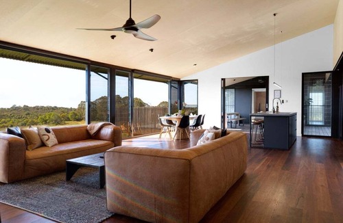 Mount Coolum House | Mountainview Beach House. Rural yet 5 mins from the beach. Pet friendly.