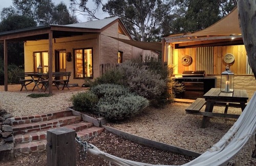 Muckleford Cottage | Muckleford Forest Cottage - Quiet bush stay with dam, pizza oven & wood fire