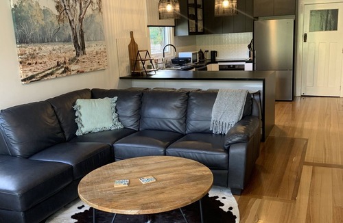 Mathoura House | Murray River View Retreat - a quiet oasis away