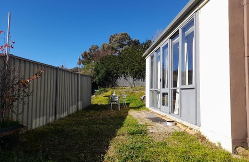 Jerrabomberra House | Nature in Town Studio Granny Flat
