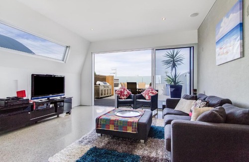 Safety Beach House | Nautilus 2 Luxury Retreat - Modern beachfront townhouse, WiFi, water views
