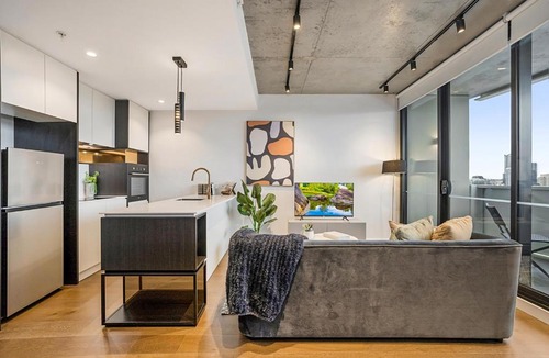 Cremorne Apartment | Near MCG 1BR with Balcony, River Views & Parking