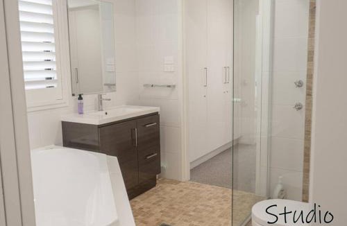 Vincentia House | Nelson's Oasis By The Beach Studio