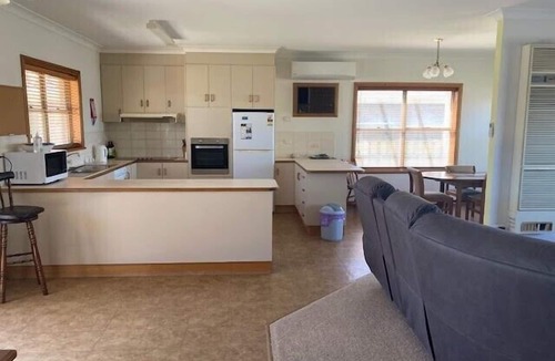 Ardrossan House | Nevah Barc ~ Short walk to shops and jetty!