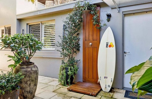 Angourie Villa | NEW Beachside Treehouse Villa! Park, Blue pool & Beach Access A/C, WiFi, bbq +