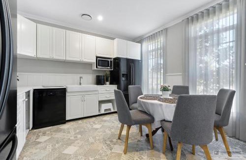 Banksia Beach House | New Haven - Eiffel Tower Suite
