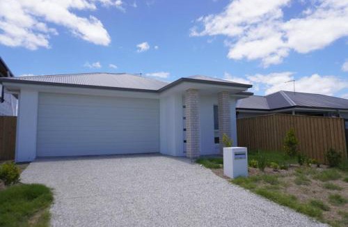 Redbank Plains Villa | New Utopia 4 Bedrooms House near Springfield