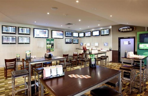 Manoora Hotel | Nightcap at Edge Hill Tavern