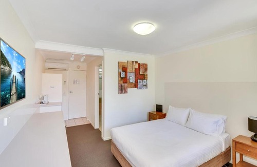 Caloundra Hotel | Nightcap at Golden Beach Tavern