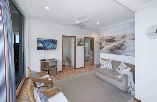 Avoca Beach Apartment | Nirvana Court-Absolute Beachfront